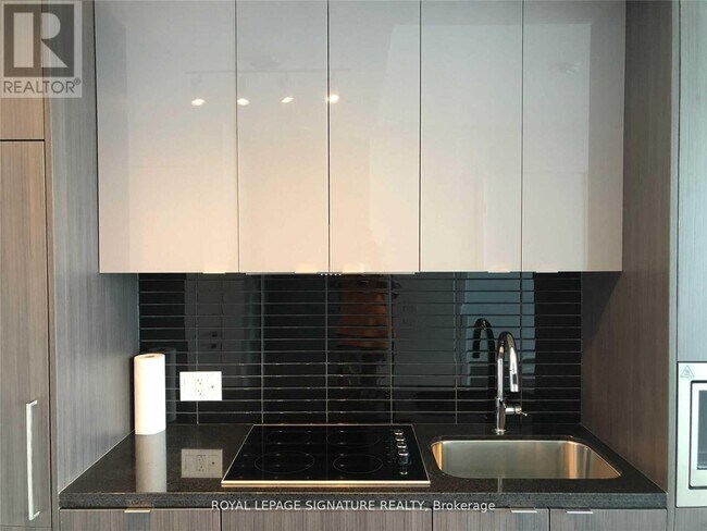 Photo du bâtiment - 115 Blue Jays Way