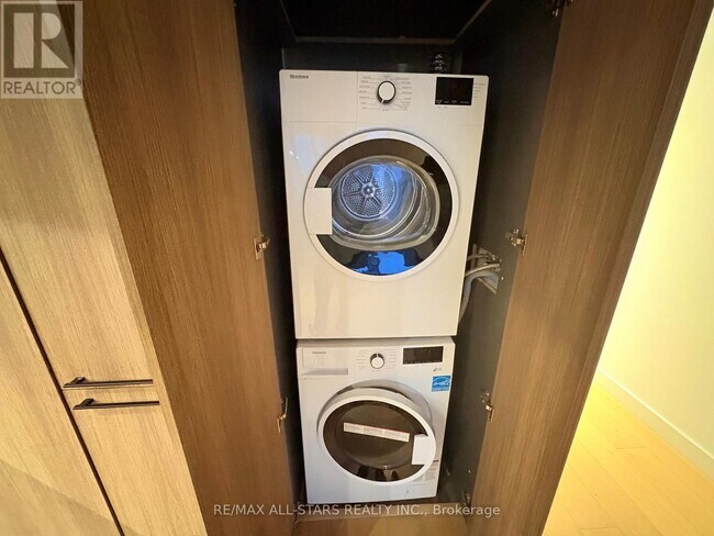 Photo du bâtiment - 81 Wellesley St E