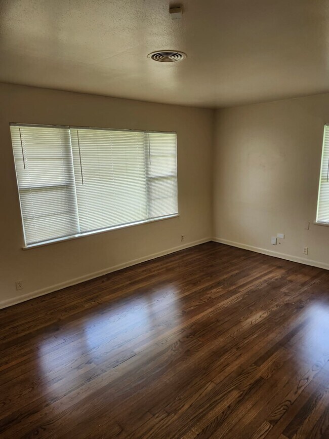 Foto del edificio - 6114 Doulton Dr