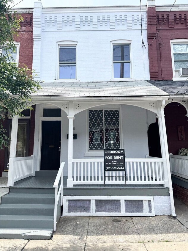 Foto principal - 3 Bedroom Townhome