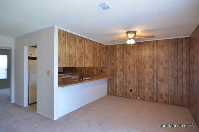 Building Photo - 2 Bedroom Duplex - Section 8 OK!