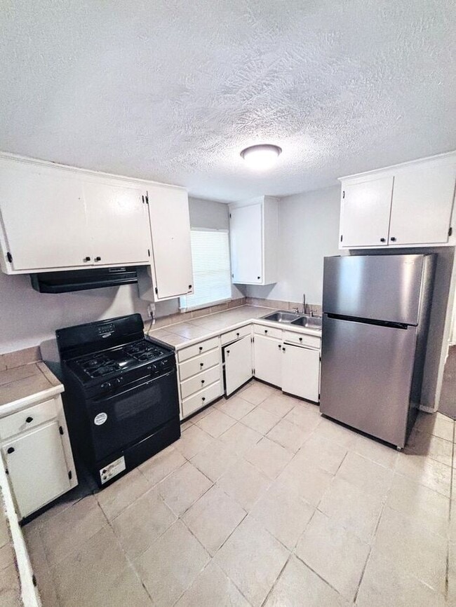 Building Photo - 2705 Charleston Dr