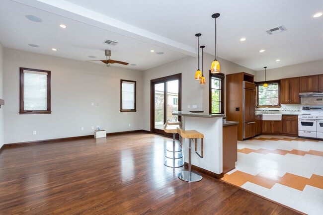 Building Photo - Loma Portal Craftsman with Views