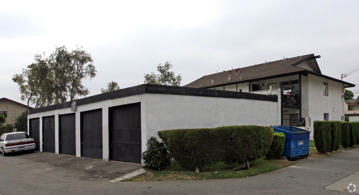 Building Photo - 2041 S Sprague Ln