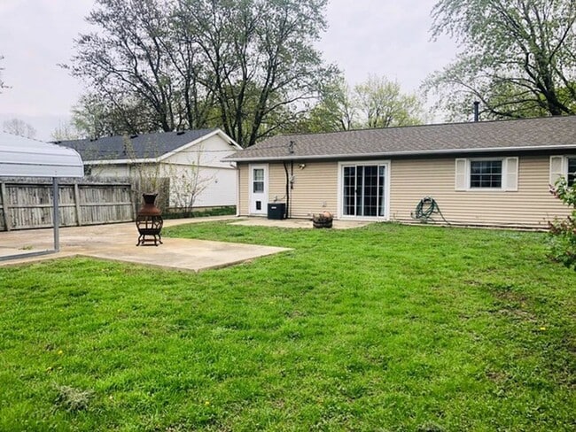 Building Photo - Charming Ranch Home with Flexible Space and Private Backyard