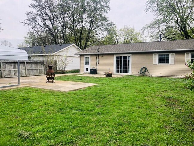 Foto del edificio - Charming Ranch Home with Flexible Space and Private Backyard