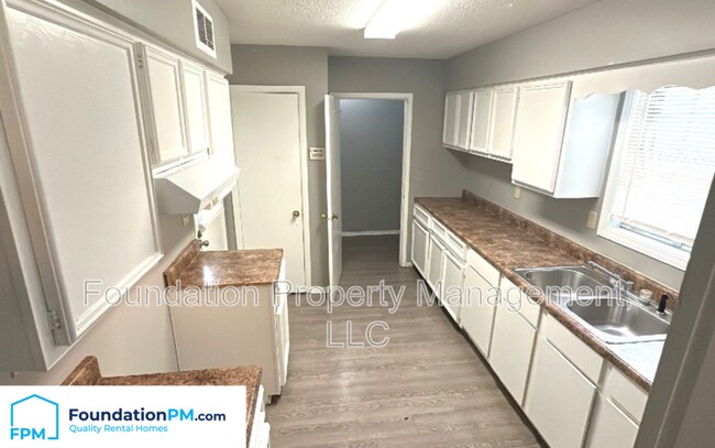 Foto del edificio - 4935 Wooddale Ave