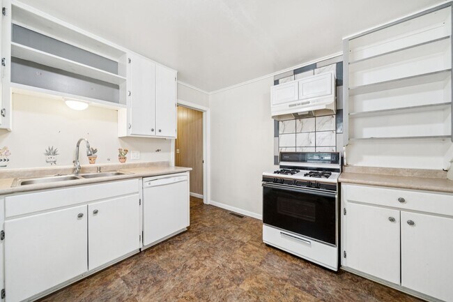 Building Photo - Cute Duplex Corner Lot Fenced Yard