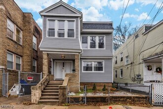 Building Photo - 268 Leslie St