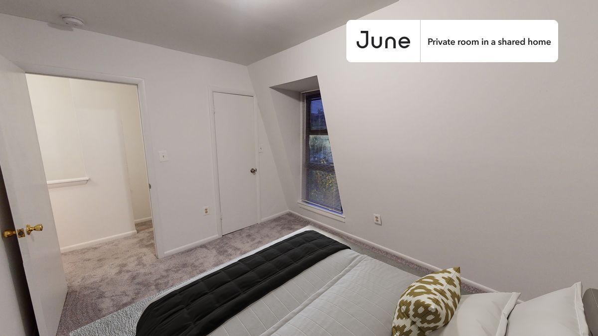 Primary Photo - Private bedroom in 5 bed/2 bath Home