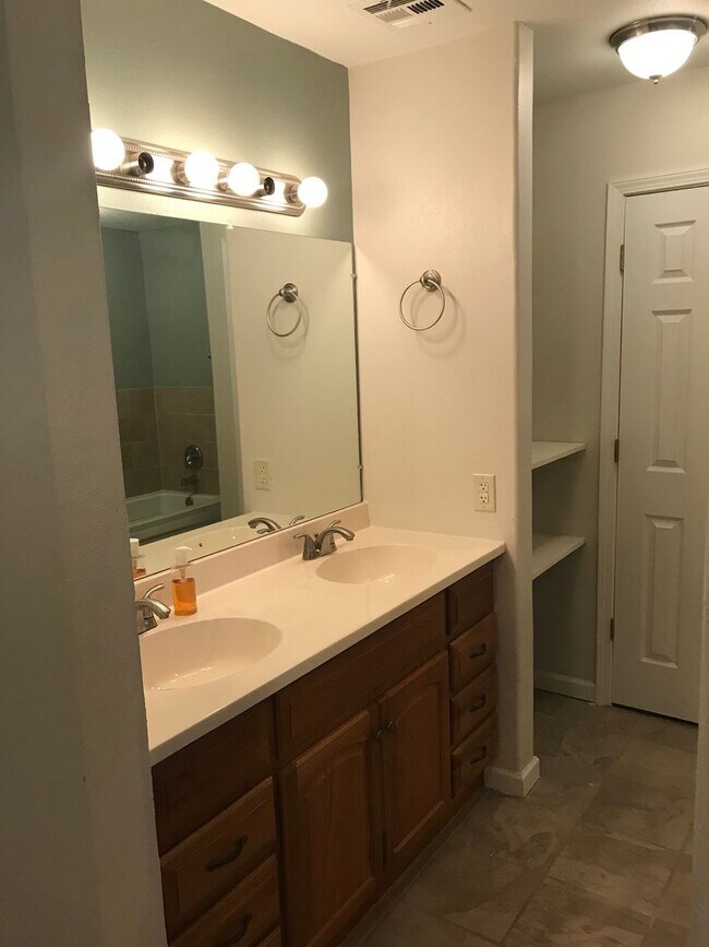 Foto del edificio - COMING SOON! 3 Bed / 2 Bath – Updated Home with Fireplace & Shaded Backyard