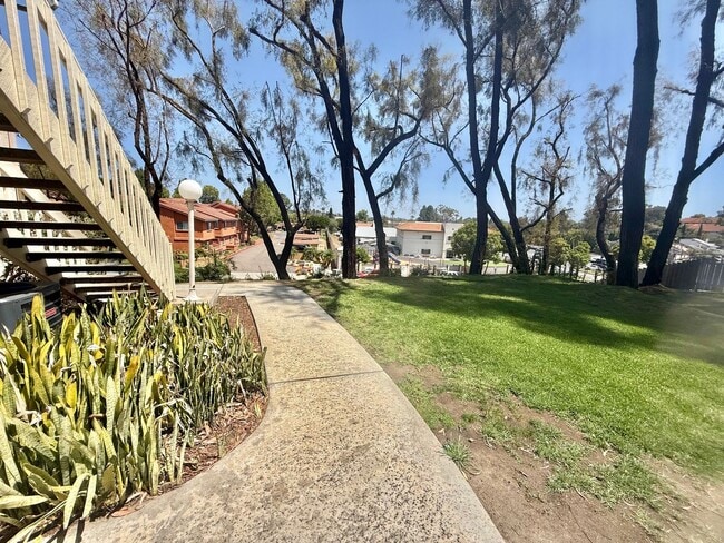 Building Photo - Beautiful 2 bed/2 bath in Vista!