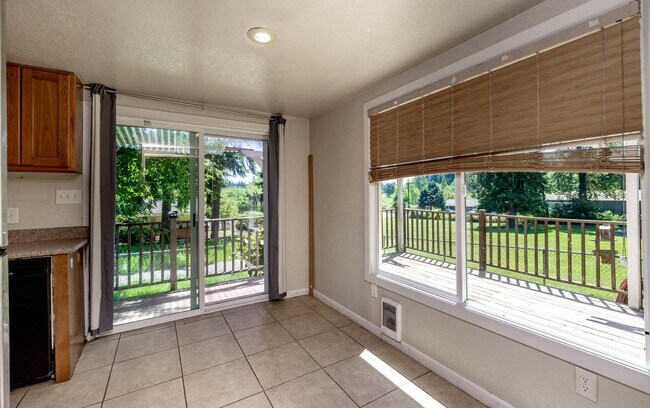 Building Photo - Aubrn 3 Bedroom on Huge Lot!