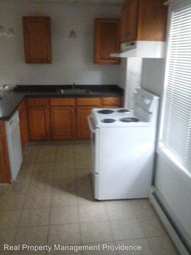 Building Photo - 2 br, 1 bath Apartment - 47 Pine St.