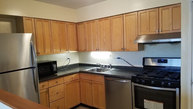 Foto del edificio - 737 Ridge Ave