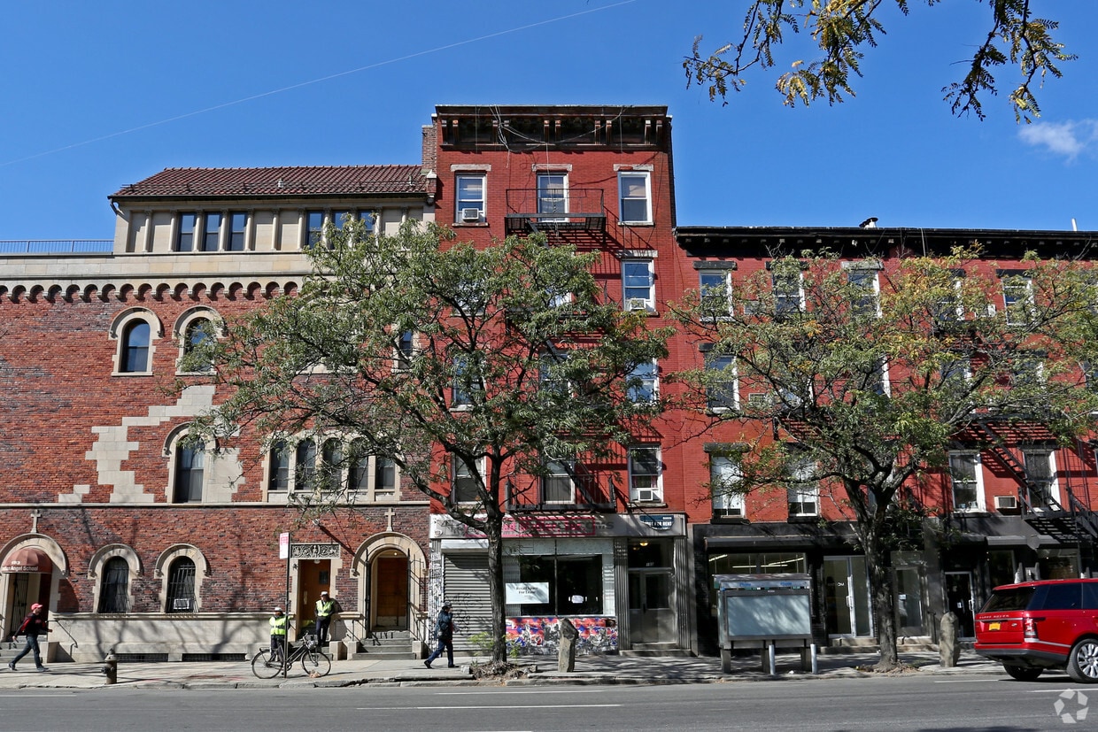 Building Photo - 195 10th Ave