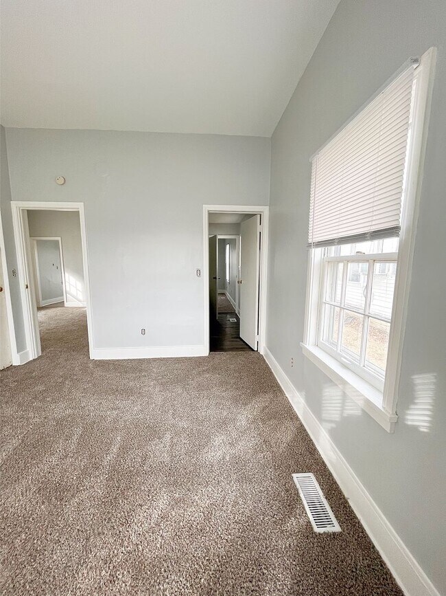Foto del edificio - 2 Bedroom House W/ Fresh Paint & Carpet!