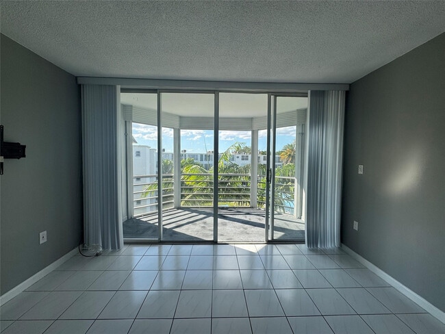 Foto del edificio - 1701 NE 191st St