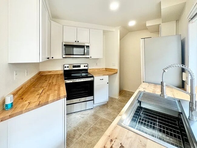 Building Photo - FOR LEASE - Available now!