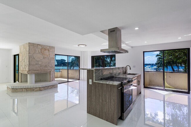 Foto del edificio - 1632 S Bayshore Ct
