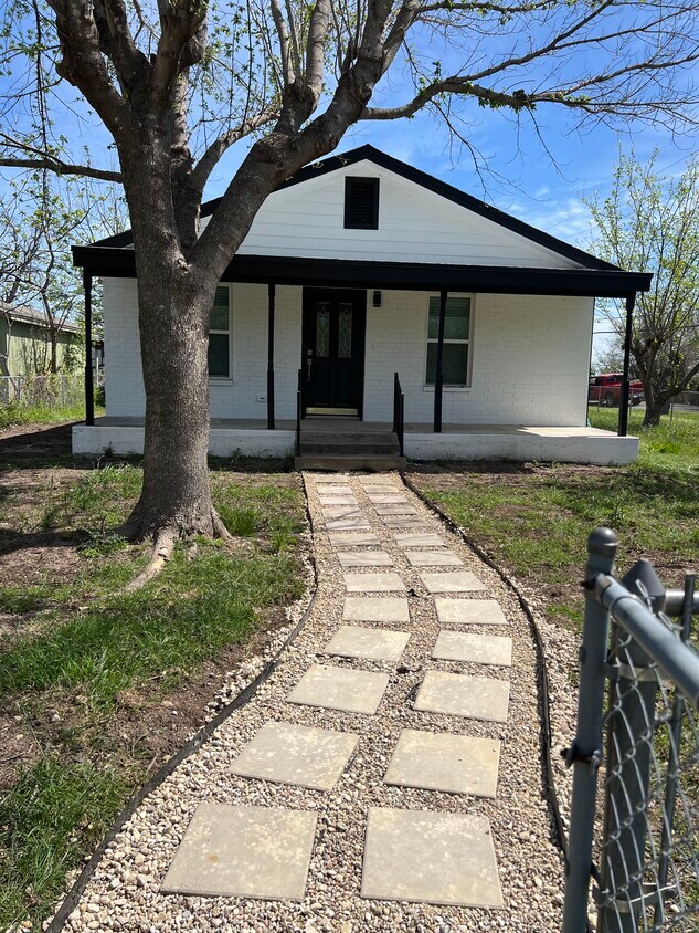 Primary Photo - 3429 Kenwood Ave