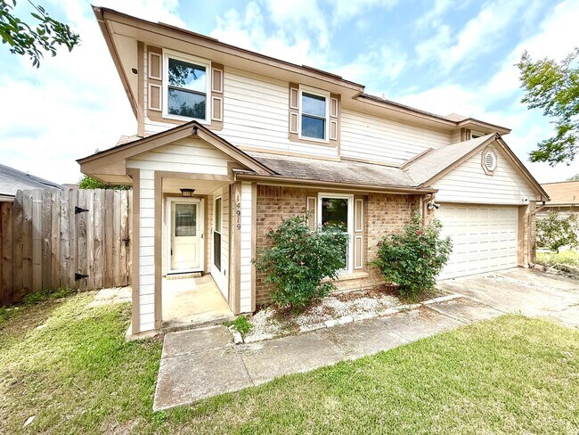 Building Photo - AVAILABLE NOW! Two Story 4 Bedroom / 2.5 B...