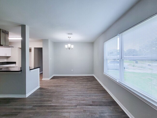Foto del edificio - BEAUTIFUL REMODELED 3 BEDOOM LEASE HOME