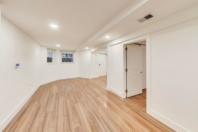 Foto del edificio - 2704 N Sacramento Ave