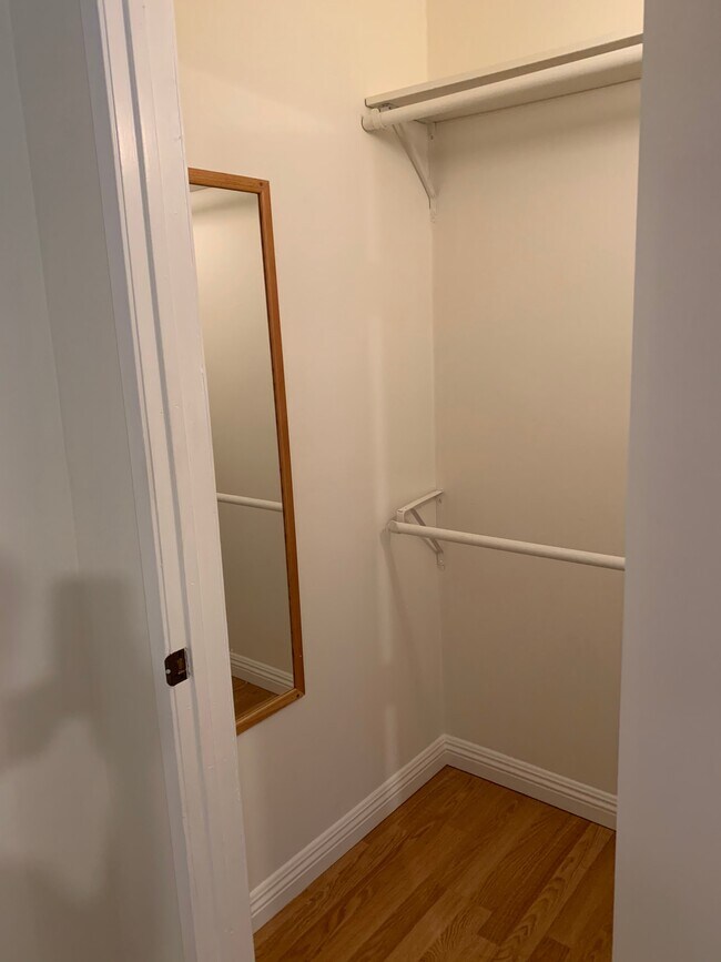 Foto del edificio - 1909 N Hollywood Way