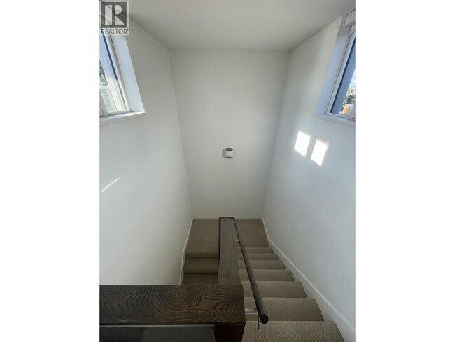 Building Photo - 6522 Nelson Ave