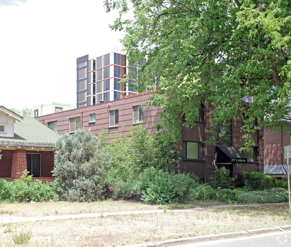 Building Photo - Campus Manor Apartments