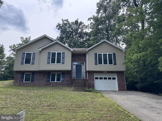Foto del edificio - 23047 Gunston Dr