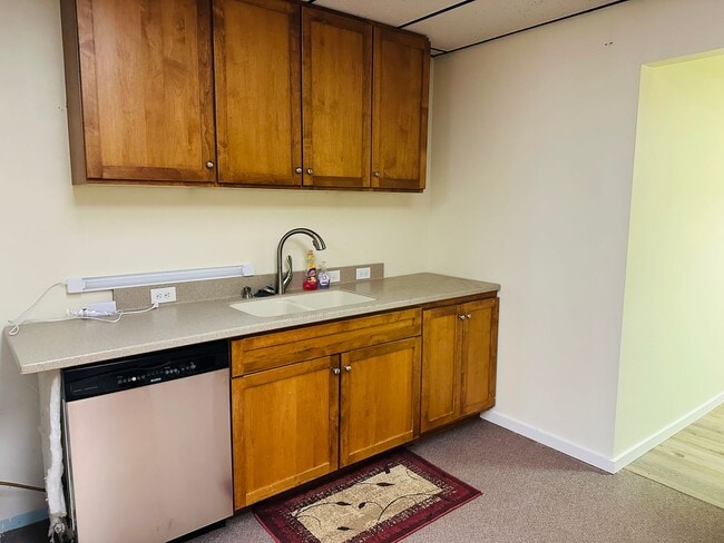 Building Photo - Pet Friendly 2 bedroom with Laundry and Off Street Parking
