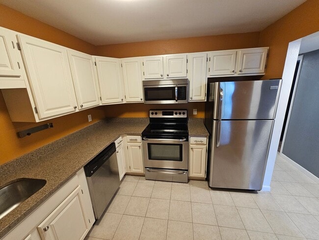 Foto del edificio - FOX HILL!!! Beautiful Two Bedroom Condo available now for immediate move in!!!