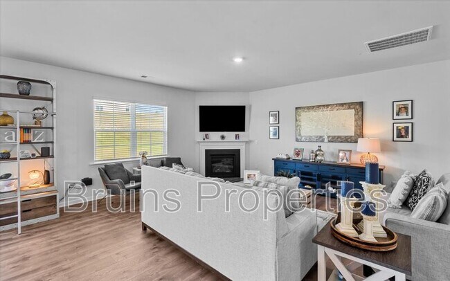 Building Photo - 349 Willowbrooke Way