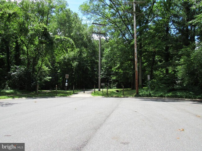 Building Photo - 611 Apple Rd