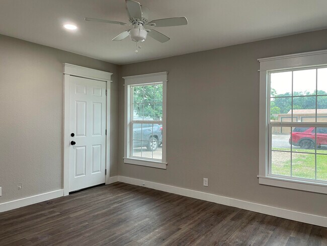 Foto del edificio - 901 E Crestwood Dr