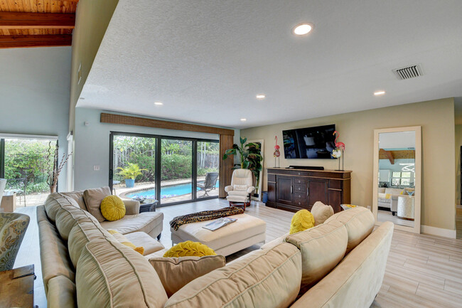 Building Photo - 5850 Vista Linda Ln