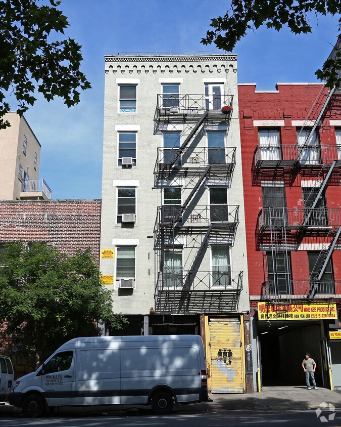Building Photo - 131 Chrystie St