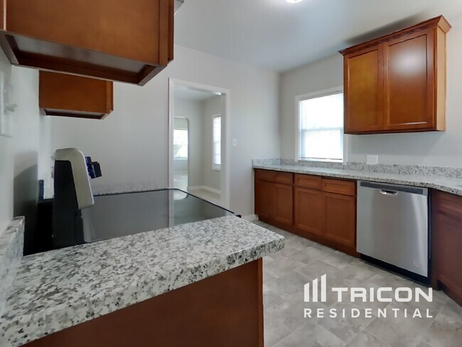 Building Photo - 627 Pierce St