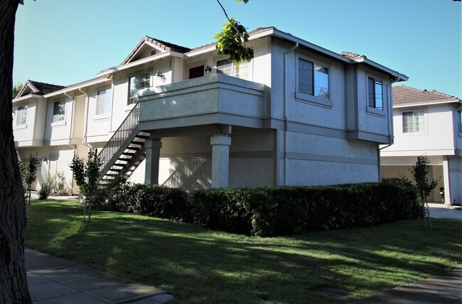 Building Photo - 719 Hopkins Ave