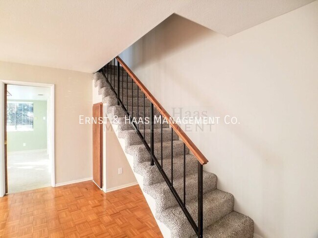 Building Photo - Beautiful 2 Story Townhouse Styled  Unit w...