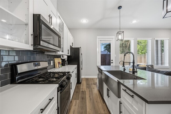 Foto del edificio - 6723 Parker Oaks Ln