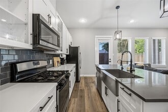 Building Photo - 6723 Parker Oaks Ln