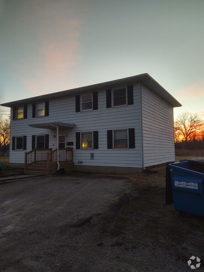 Building Photo - 604 S Shabbona St