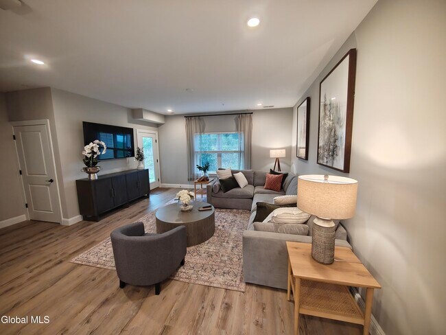 Foto del edificio - 3102 Zenith Ln