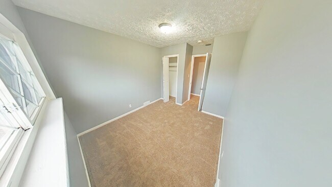 Foto del edificio - 3-Bed Home with Granite Touches in Warren – Your Cozy Retreat Awaits!