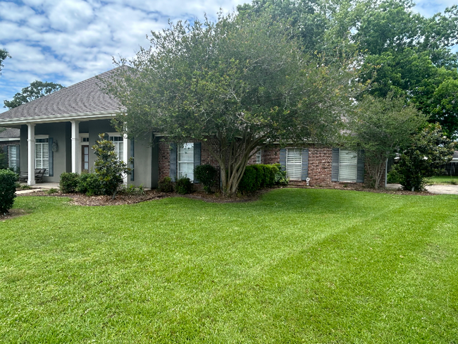 Building Photo - 205 N Rushmore Ln