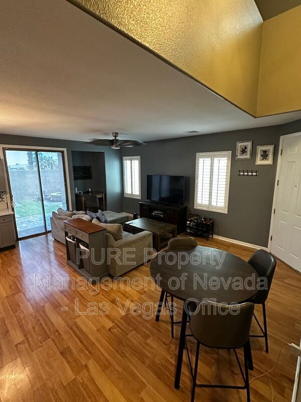 Foto del edificio - 8304 Strawberry Spring St