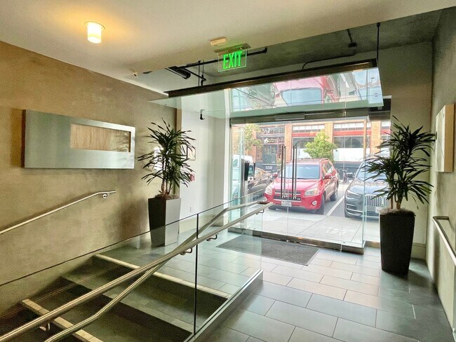 Building Photo - Beautiful Two Level 2 bed/2 bath in South ...